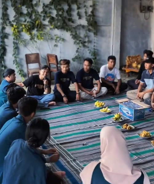 Berdiskusi berbudaya bersama kakak kakak KKN UNDIP x UNWAHAS